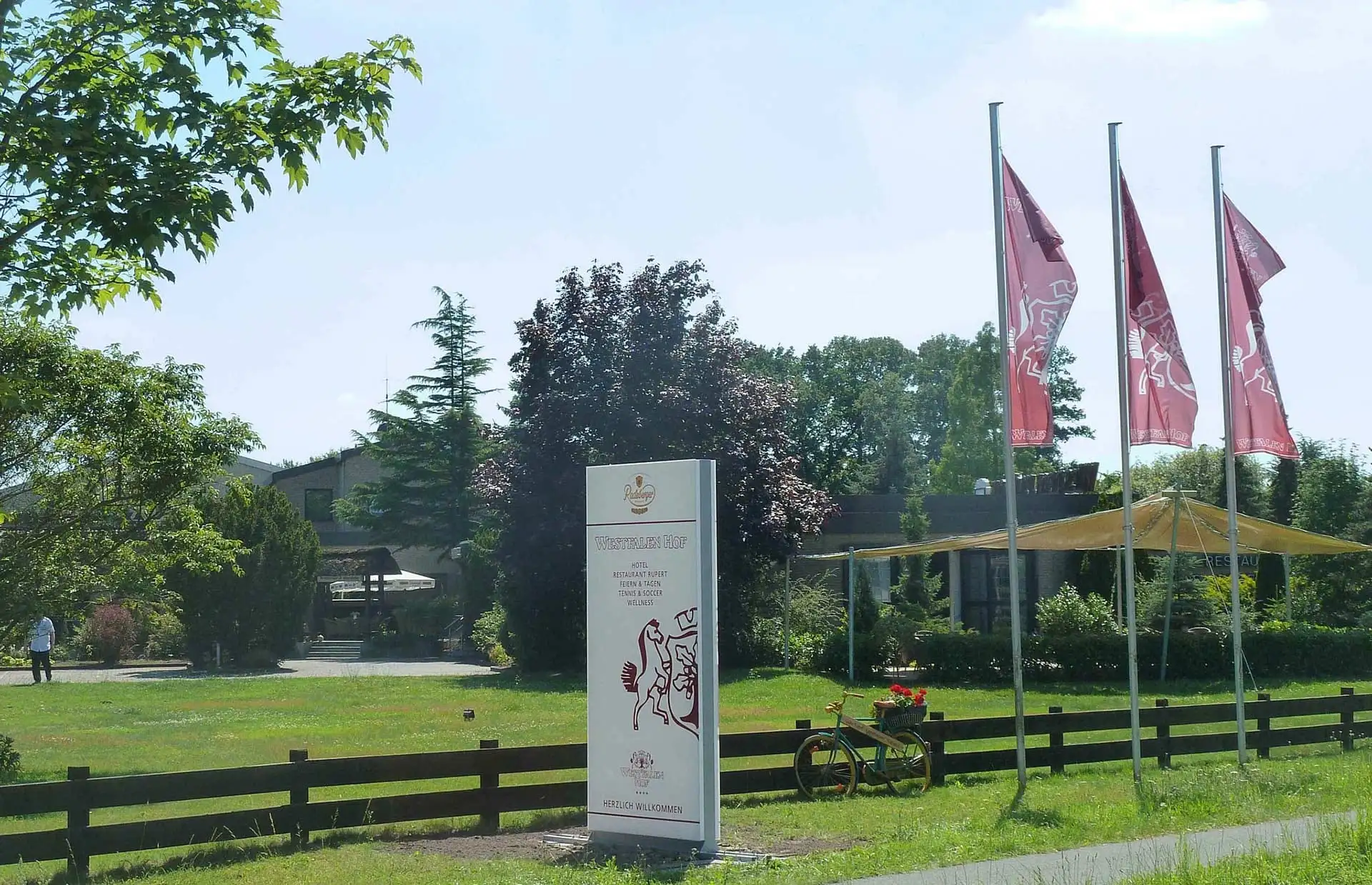 Außenansicht des Westfalen Hofs mit Fahnen und Schild