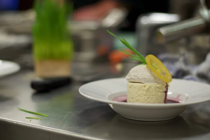 Dessert auf weißem Teller