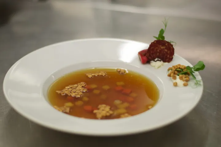 Angerichtete Suppe im tiefen Teller