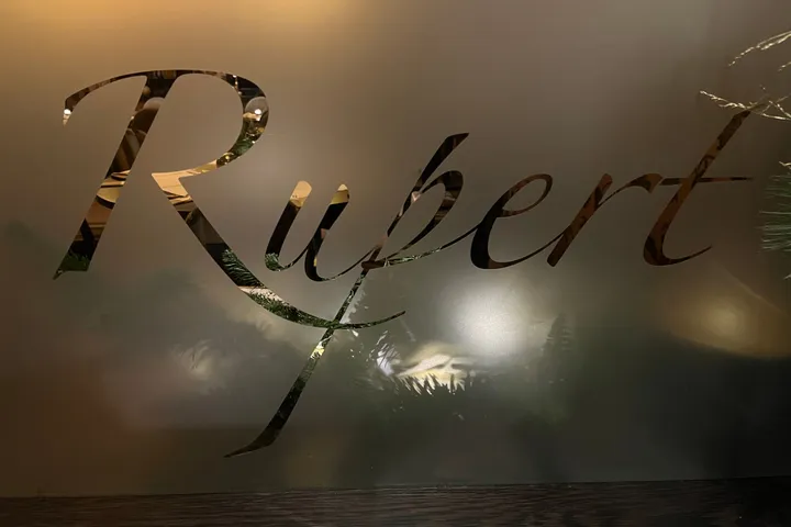 Schriftzug „Rupert“ an der Restaurantwand