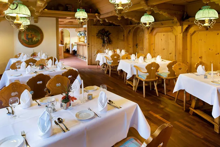 Saal mit weiß eingedeckten Tischen
