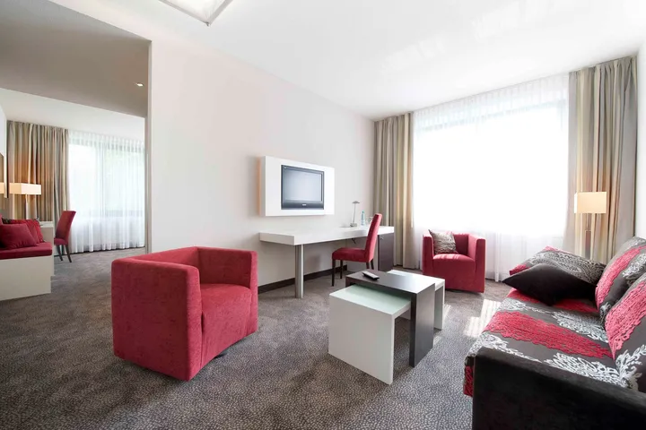 Suite mit Sesseln und Fernseher