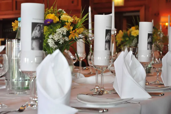 Tischdekoration mit Kerzen und Blumen